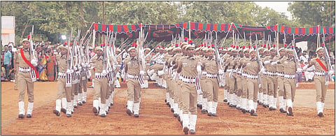 சமூக விரோதிகளை இரும்பு கரம் கொண்டு அடக்க துணிய வேண்டும் - போலீசாருக்கு திருச்சி கமிஷனர் அறிவுரை