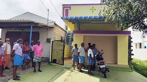 டீ கடை பூட்டை உடைத்து பணம் திருட்டு