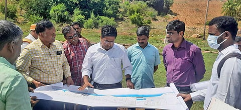 பல்லுயிர் சுற்றுச்சூழல் பூங்கா குறித்த விபரங்களை கலெக்டர் விஷ்ணு கேட்டறிந்த காட்சி