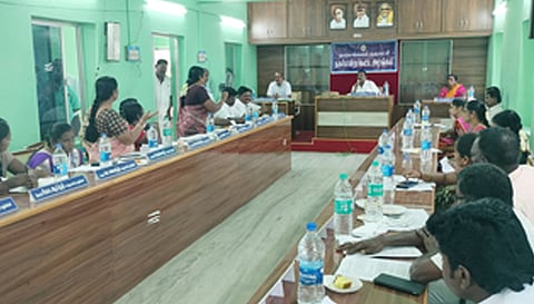 நகராட்சி மன்ற கூட்டத்தில் கலந்து கொண்டவர்கள்.