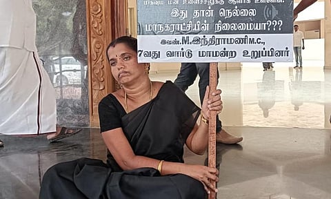 மாநகராட்சி அலுவலகத்தில் தி.மு.க. பெண் கவுன்சிலர் திடீர் தர்ணா