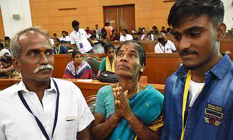 மகனுக்கு மருத்துவம் படிக்க இடம் கிடைத்ததும் கைகூப்பி கடவுளுக்கு நன்றி சொன்ன ஏழைத்தாய்