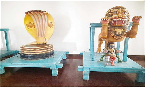 ஐந்து தலைநாகம் கொண்ட சிறிய சேஷ வாகனம் மற்றும் சிம்ம வாகனத்தை படத்தில் காணலாம்.