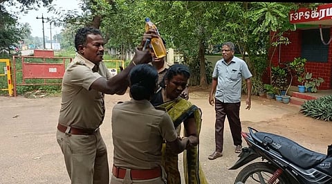 பெண் தீக்குளிக்க முயற்சி