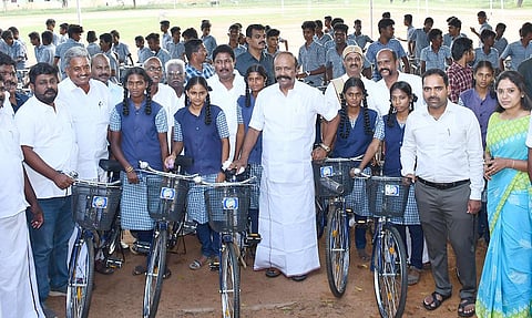சிங்கம்புணரி பேரூராட்சி அரசு மேல்நிலைப்பள்ளி மாணவ, மாணவிகளுக்கு விலையில்லா சைக்கிள்களை அமைச்சர் பெரியகருப்பன் வழங்கினார். அருகில் கலெக்டர் மதுசூதன் ரெட்டி, மாவட்ட முதன்மை கல்வி அலுவலர் சுவாமிநாதன் உள்ளனர்.