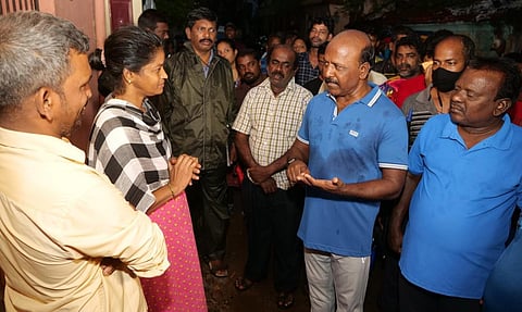 நடக்கலாம் வாங்க... கோரிக்கை மனுக்களை தாங்க... தினமும் 2½ மணி நேரம் நடந்து வீடு வீடாக குறை கேட்கும் அமைச்சர்