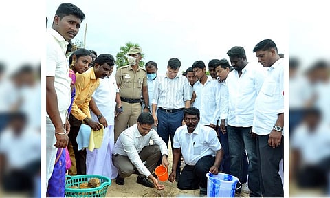 நிகழ்ச்சியில் கலெக்டர் செந்தில்ராஜ் பனை மர விதை நடும் பணியை தொடங்கி வைத்த போது எடுத்த படம்.