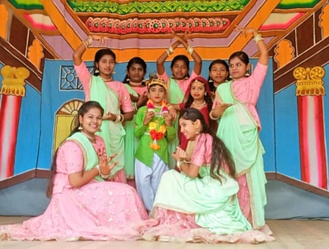 மாணவிகள் கலைநிகழ்ச்சி நடைபெற்ற காட்சி.