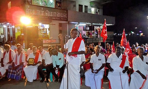 கீழ வடகரை கிராம மக்கள் ஆர்ப்பாட்டம் நடத்தியபோது எடுத்தபடம்.
