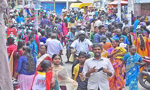 தீபாவளி பண்டிகை நெருங்கி வருவதையொட்டி நாகர்கோவில் செம்மாங்குடி சாலையில் பொருட்கள் வாங்க வந்த கூட்டத்தை படத்தில் காணலாம்.