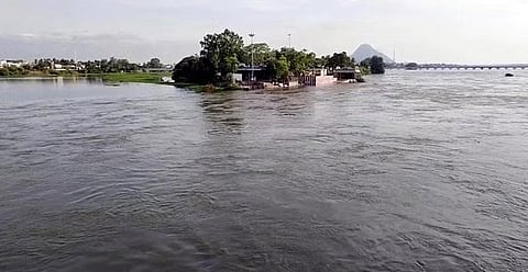 காவிரி ஆற்றில் தண்ணீர் திறப்பு அதிகரிப்பால் மீண்டும் முகாம்களை நோக்கி செல்லும் மக்கள்