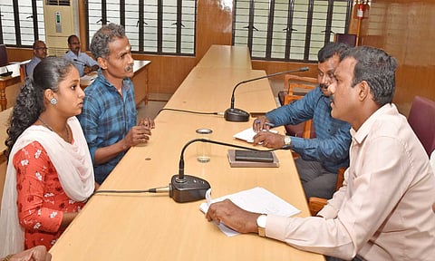 வழிகாட்டு முகாமில் கலெக்டர் அரவிந்த் உயர்கல்வி தொடர முடியாத மாணவ-மாணவிகளிடையே கலந்துரையாடியபோது எடுத்த படம் 