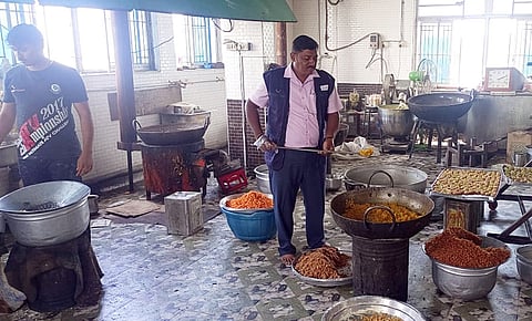 இனிப்பு தயாரிப்பு கடைகளில் உணவு பாதுகாப்பு அதிகாரிகள் ஆய்வு