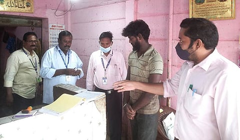 சிதம்பரத்தில் இறைச்சி கடையை ஆய்வு செய்து உணவு பாதுகாப்பு நியமன அலுவலர் கைலாஷ்குமார் நோட்டீஸ் அளித்தார்.