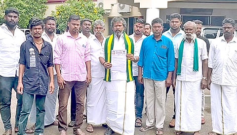 முக்குலத்துப்புலிகள் கட்சி நிறுவன தலைவர் ஆறு சரவணன் தேவர் மனு அளித்தார்.