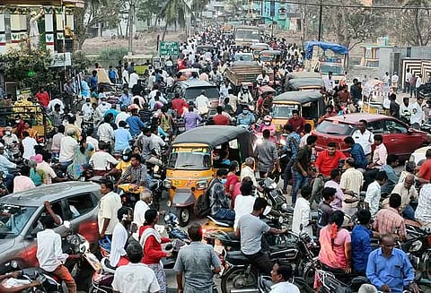 கோவை கடை வீதிகளில் கடும் போக்குவரத்து ெநரிசல்