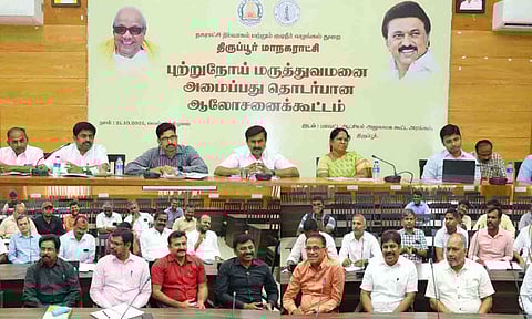 கூட்டத்தில் அமைச்சர் மு.பெ. சாமிநாதன் பேசிய போது எடுத்த படம். அருகில் அமைச்சர் கயல்விழி, மேயர் தினேஷ்குமார், கலெக்டர் வினீத் மற்றும் பலர் உள்ளனர்.