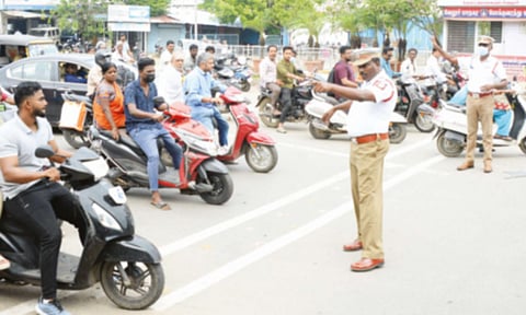 வேலூர் கிரீன்சர்க்கிள் பகுதியில் ஹெல்மெட் அணியாமல் சென்ற வாகன ஓட்டிகளை போக்குவரத்து போலீசார் மடக்கி வருகிற புதிய அபராத நடைமுறை அமலுக்கு வருவது குறித்து எச்சரிக்கை விடுத்தபோது எடுத்த படம்.