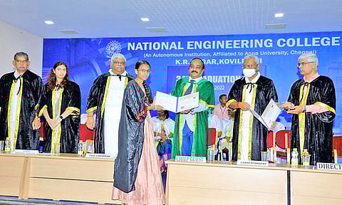 கோவில்பட்டி நேஷனல் பொறியியல் கல்லூரியில் ஒரு மாணவிக்கு பட்டத்தை துணைவேந்தர் குமார் வழங்கிய போது எடுத்தபடம்.