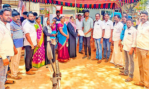 வேலை வாய்ப்பு முகாமில் பணி ஆணையை வழங்கிய காட்சி.