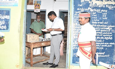 வீரபாண்டி கிராமத்தில் உள்ள ரேசன் கடையில் கலெக்டர் ேமாகன் ஆய்வு செய்தார். 