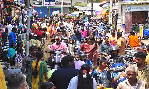 கடை வீதிகளில் குவிந்த பொதுமக்கள் கூட்டத்தை படத்தில் காணலாம்