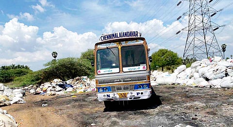 மருத்துவக்கழிவுகள் கொட்டப்பட்டுள்ள இடத்தை படத்தில் காணலாம்.