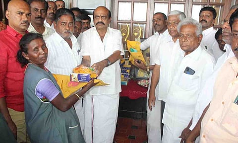 திருப்பூர் தெற்கு தொகுதி சட்டமன்ற உறுப்பினருமான க.செல்வராஜ் எம்.எல்.ஏ.முன்னிலையில் மங்கலம் ஊராட்சி தூய்மை பணியாளர்கள் ,சுகாதார பணியாளர்களுக்கு இனிப்புகள்- புத்தாடை வழங்கிய காட்சி.