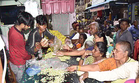  தீபாவளியையொட்டி திருப்பாதிரிபுலியூர் பூ மார்க்கெட்டில் பூக்கள் வியாபாரம் மும்முரமாக நடந்தது. 
