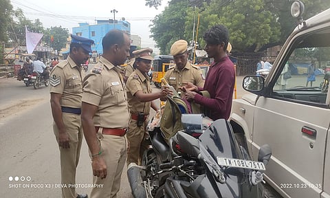 மோட்டார் சைக்கிளில் கடத்தப்பட்ட புதுவை மது பாட்டில்களை போலீசார் பறிமுதல் செய்தனர்.