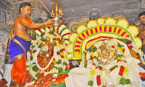 திருக்கல்யாணம் முடிந்த பிறகு சுவாமி-அம்பாளுக்கு தீபாராதனை காட்டப்பட்டபோது எடுத்த படம்.