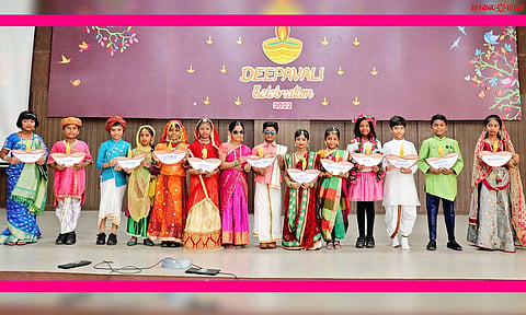 பாளை புஷ்பலதா வித்யா மந்திர் பள்ளியில் தீபாவளியையொட்டி நடைபெற்ற கலை நிகழ்ச்சியில் பங்கேற்ற மாணவ, மாணவிகள்.