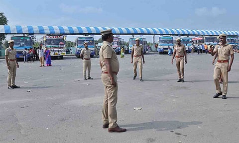  போலீசார் பாதுகாப்பு பணியில் ஈடுபட்டுள்ள காட்சி.