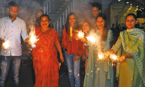 நாடு முழுவதும் தீபாவளி பண்டிகை இன்று கொண்டாடப்படுகிறது. சென்னை வேப்பேரியில் ஒரு குடும்பத்தினர் மத்தாப்பூ கொளுத்தி தீபாவளியை கொண்டாடிய காட்சி.