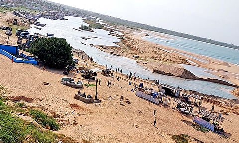 மணப்பாடு கடற்கரையில் குவிந்த மக்கள்.