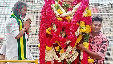 முக்குலத்து புலிகள் கட்சி நிறுவனத் தலைவர் மாலை அணிவித்தார்.