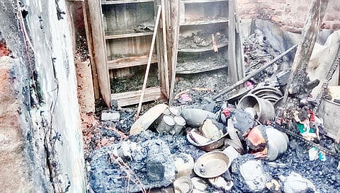 தீப்பிடித்து எரிந்ததில் வீடு சாம்பலாகி பொருட்கள் சேதம் அடைந்தன.