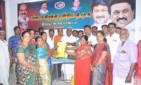  முன்னாள் ஊராட்சி மன்ற தலைவர் சோமசுந்தரம் தீபாவளி பரிசு வழங்கிய காட்சி. 