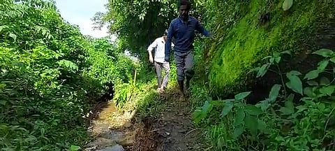 சாலை வசதிகள் இல்லாமல் தவிக்கும் கிராம மக்கள்