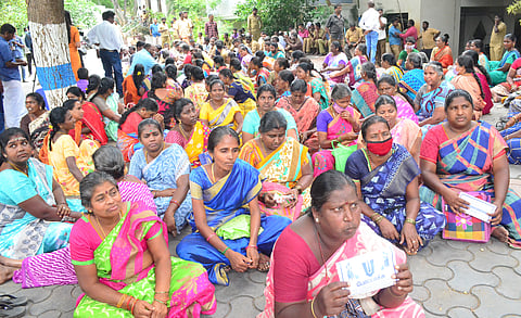 ஒப்பந்த தூய்மைப்பணியாளர்கள் வேலை நிறுத்த போராட்டம்