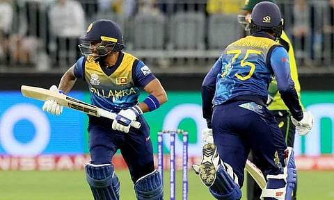 நிதானமாக ஆடிய நிசங்கா, டி சில்வா ஜோடி