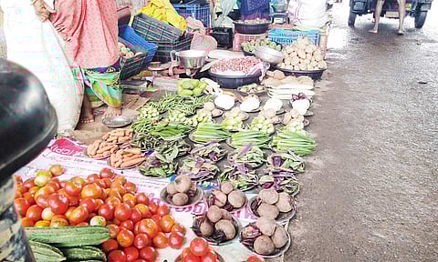 விற்பனைக்காக கூறு கட்டி வைக்கப்பட்டுள்ள காய்கறிகள்.
