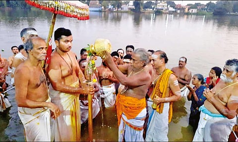 சூரிய கிரகணத்தையொட்டி திருவையாறு காவிரி ஆற்றில் தீர்த்தவாரி