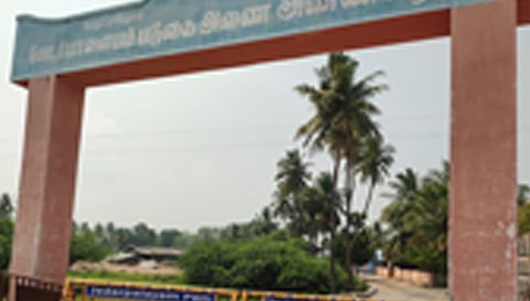 ஜேடர்பாளையம் அண்ணா பூங்காவிற்கு செல்ல முடியாதபடி தடுப்புகள் வைக்கப்பட்டு உள்ளதை படத்தில் காணலாம்.