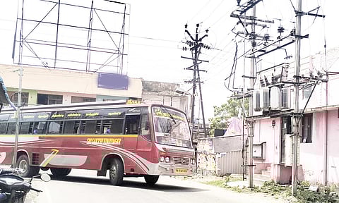 டிரான்ஸ்பார்மர் மீது மோதுவது போல் செல்லும் பஸ்.