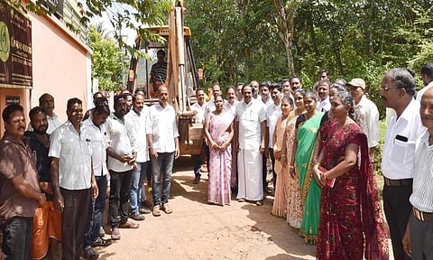 சாலை பணியை அமைச்சர் மனோ தங்கராஜ் தொடங்கி வைத்தபோது எடுத்த படம் 