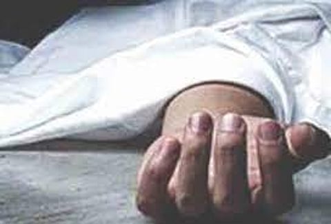 தவறி விழுந்து சுங்கச்சாவடி ஊழியர் சாவு