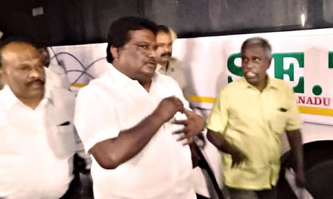 மாட்டுத்தாவணி பஸ் நிலையத்தில் தீபாவளி சிறப்பு பஸ்கள் இயக்கம் குறித்து அமைச்சர் சிவசங்கர் ஆய்வு செய்தார். 