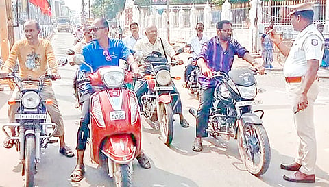 தீவிர வாகன சோதனையில் ஈடுபட்ட போலீசார்.