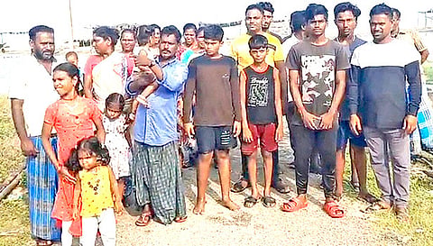 பாதிக்கப்பட்ட மீனவ கிராமமக்கள்.